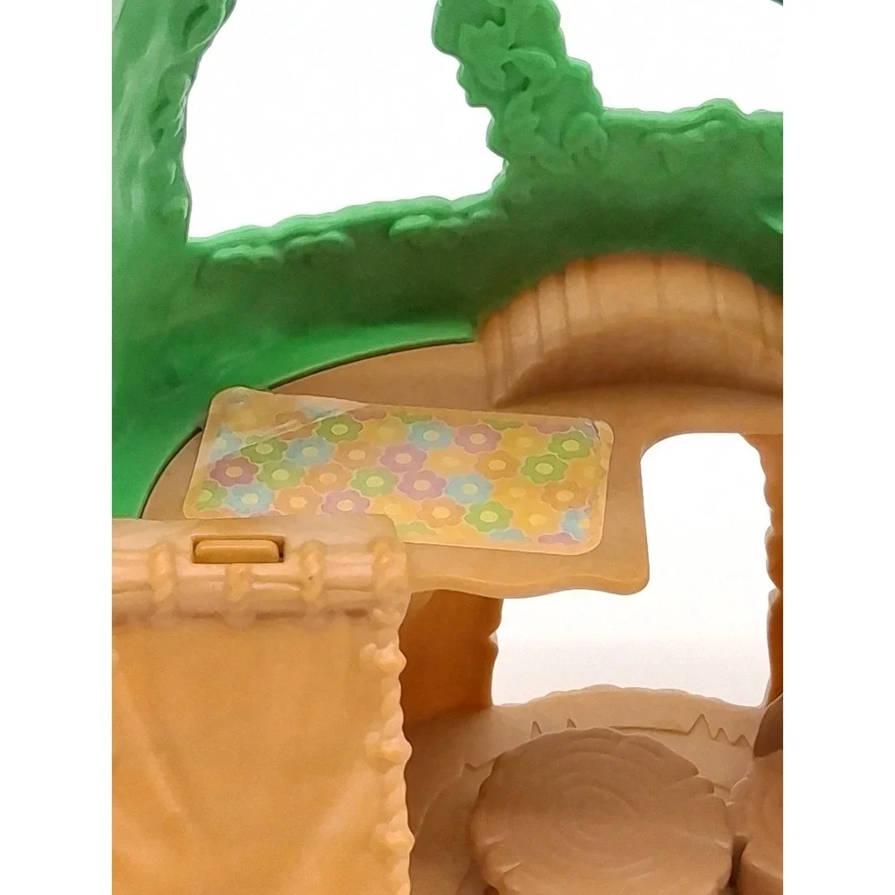 Calico Critters Families Baby Tree House Playset Walnut Squirrel Baby Shows Wear